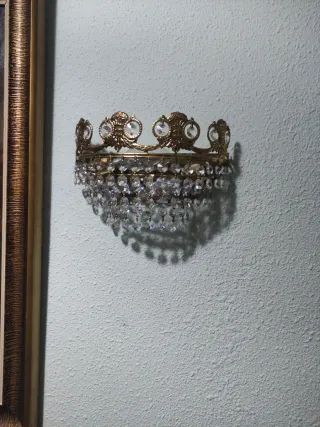 Lámpara de pared dorada con cristales