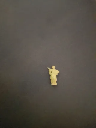 Figura religiosa miniatura antigua brilla oscurida