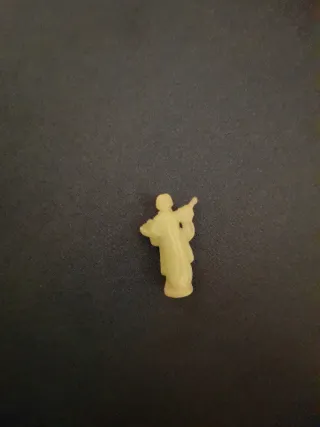 Figura religiosa miniatura antigua brilla oscurida