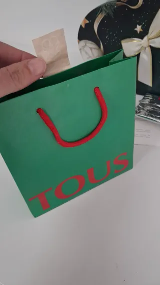 Bolsa y sobre acolchado Tous