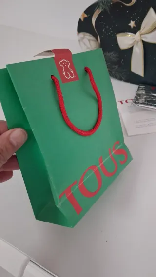 Bolsa y sobre acolchado Tous