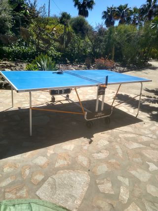 Mesa de ping pong ENEBE española,con red y palas.