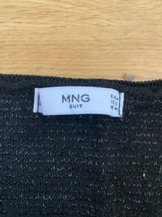 Top brillante escotado negro