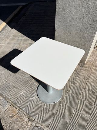 Mesa cuadrada pie central de hierro