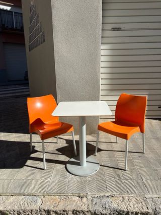 Mesa cuadrada pie central de hierro