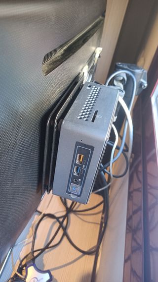 Intel NUC e monitor LED HDMI