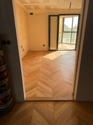 Instalación de tarimas y puertas