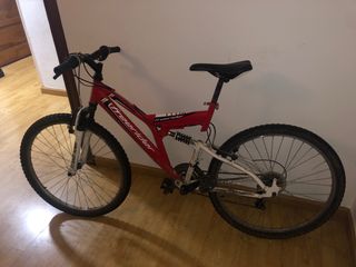 Bicicleta de montaña roja Freerider