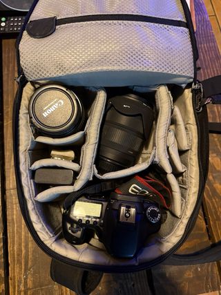 Cámara Canon EOS 40D DSLR, con dos objetivos.