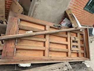 Vigas de madera rústica y puerta