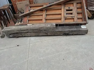 Vigas de madera rústica y puerta