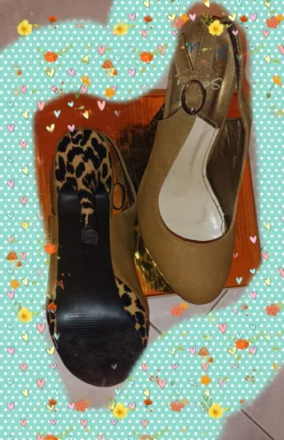 Zapatos de tacón beige con estampado animal