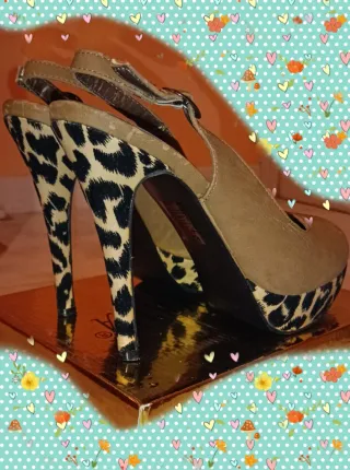 Zapatos de tacón beige con estampado animal