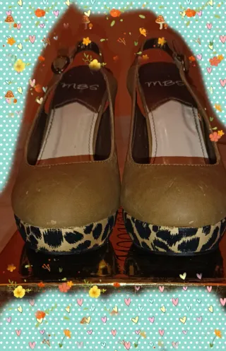 Zapatos de tacón beige con estampado animal