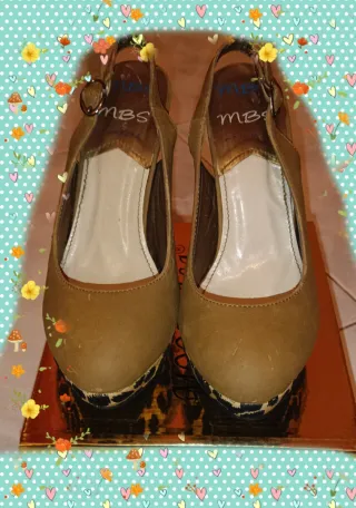 Zapatos de tacón beige con estampado animal