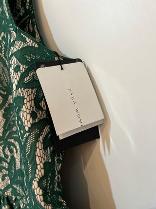 Vestido encaje guipur verde botella y crema