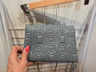 Bolso Zara azul acolchado cadena dorada