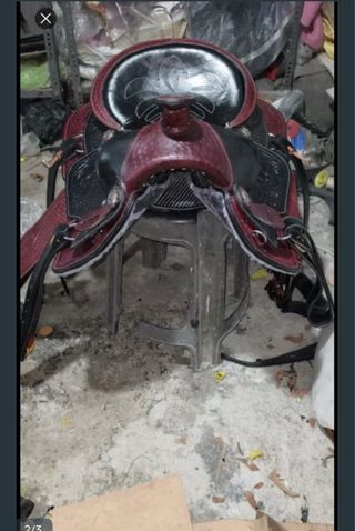 Sella americana in pelle bordeaux e nera