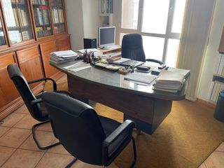 Tavolo da ufficio in vetro e legno