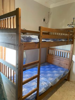 Cama de litera, madera y dos corchones