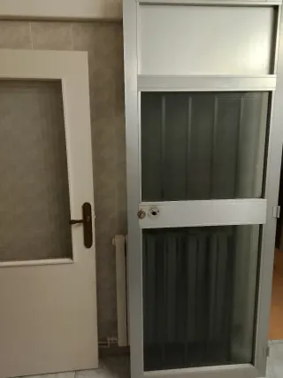 Puerta de cristal y metal