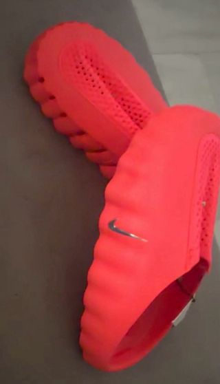 Chanclas Nike Negras y Rojas