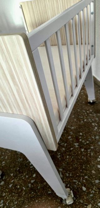 Minicuna de colecho en madera y blanco