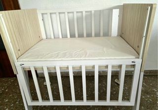 Minicuna de colecho en madera y blanco
