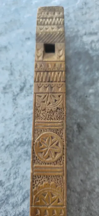 Flauta libia artesanal de madera tallada a mano