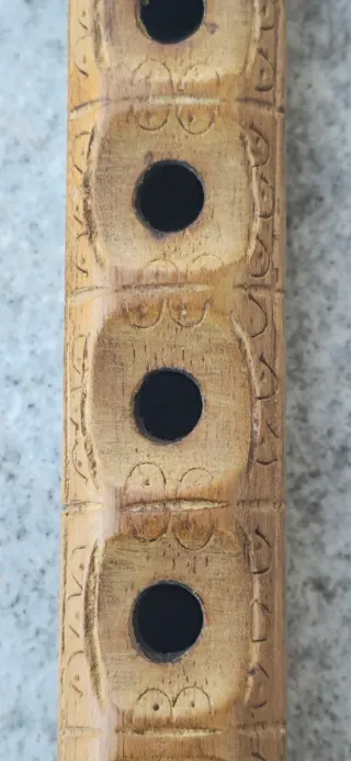 Flauta libia artesanal de madera tallada a mano