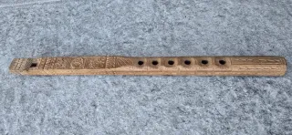 Flauta libia artesanal de madera tallada a mano