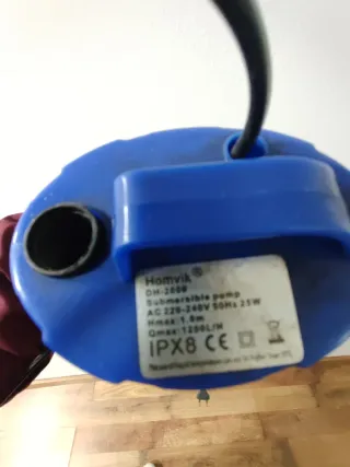 Bomba de agua pequeña azul