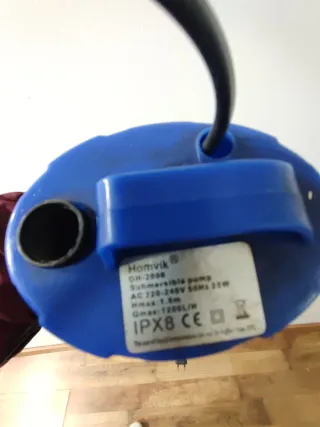 Bomba de agua pequeña azul