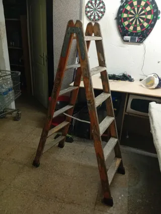 Escalera de madera plegable