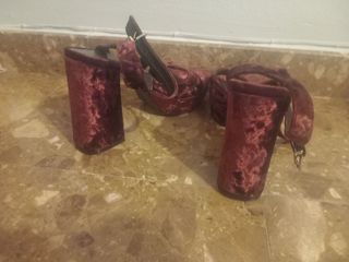 Sandalias de tacón ALARCÓN rojas terciopelo