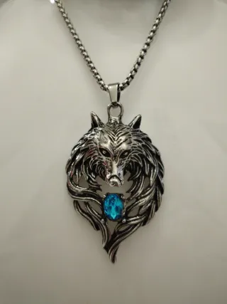 Collana con pendente lupo e pietra blu