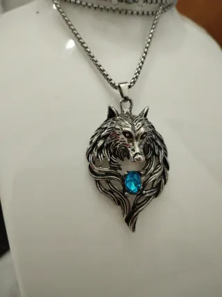 Collana con pendente lupo e pietra blu