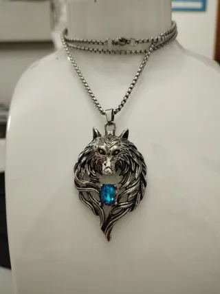 Collana con pendente lupo e pietra blu