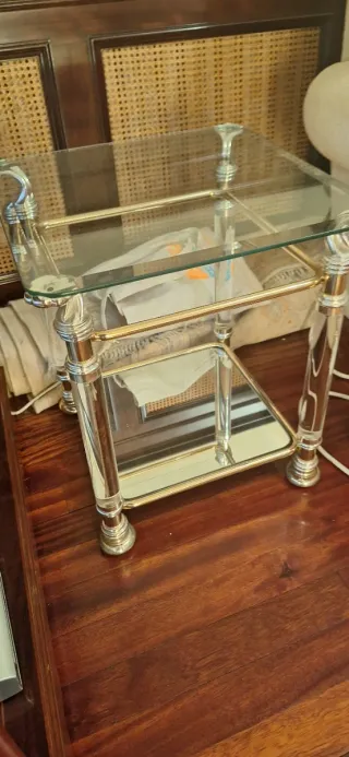 Mesa auxiliar cristal y metal dorado