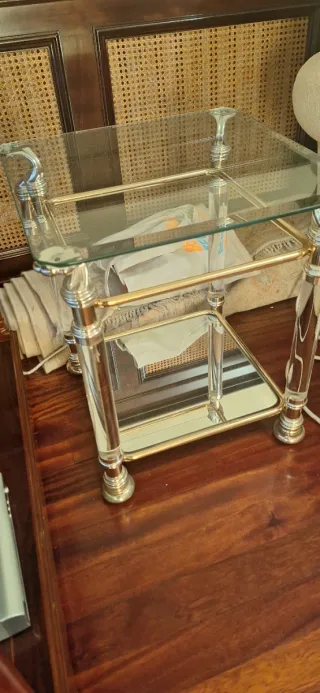 Mesa auxiliar cristal y metal dorado