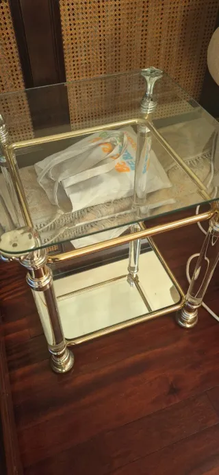 Mesa auxiliar cristal y metal dorado