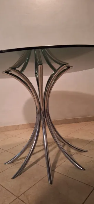 Tavolo rotondo in vetro e metallo