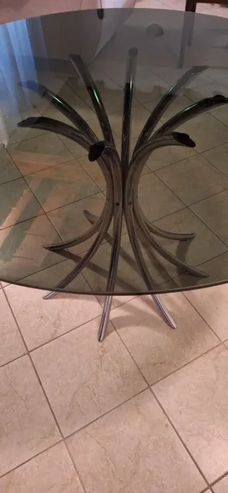 Tavolo rotondo in vetro e metallo