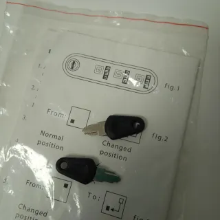 Maleta de viaje marrón y plateada