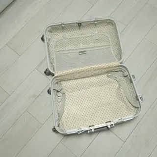 Maleta de viaje marrón y plateada