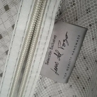 Maleta de viaje marrón y plateada