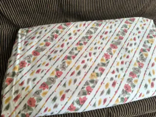 Retal de tela floral rosa y blanco