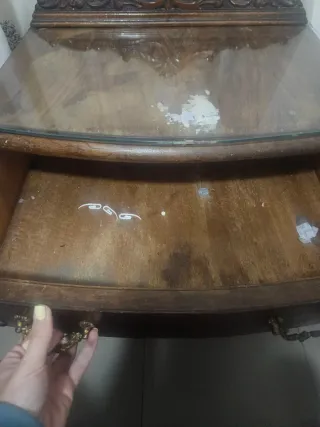 Mesitas de noche centenarias de madera y cristal