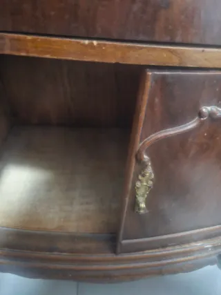Mesitas de noche centenarias de madera y cristal