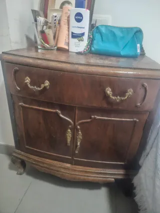 Mesitas de noche centenarias de madera y cristal